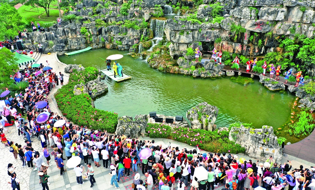 游客在南宁园博园观看山歌对唱实景演出. 记者 何定坚 摄