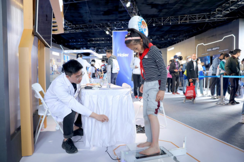 （儿童进行步态检测）