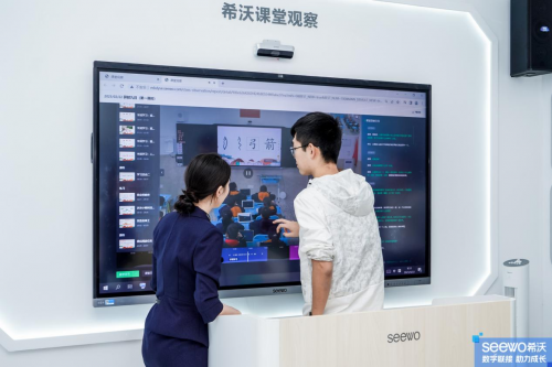 工作人员现场介绍课堂观察系统。 受访者供图