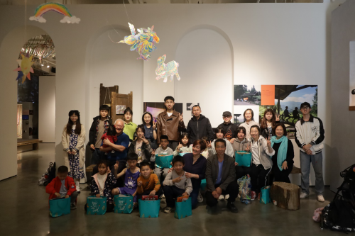 参展观众自发给瑶族乡学生赠送礼物