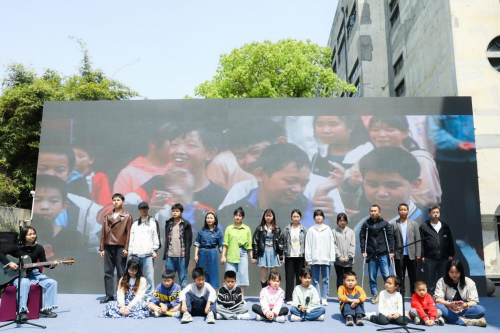 长沙师范学院美育团队和怀化瑶族乡学校师生参加艺术节开幕式