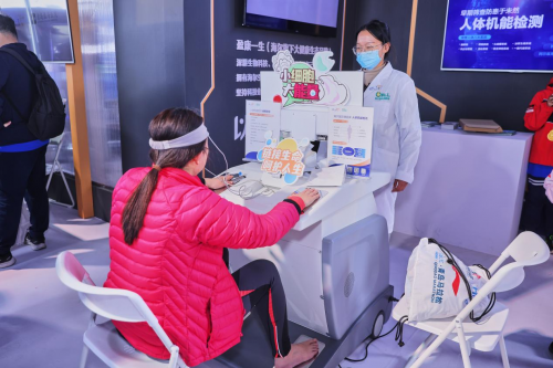 （参赛选手进行人体机能检测）