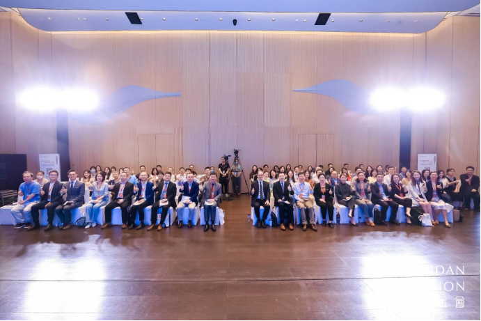 论坛现场嘉宾及观众合影