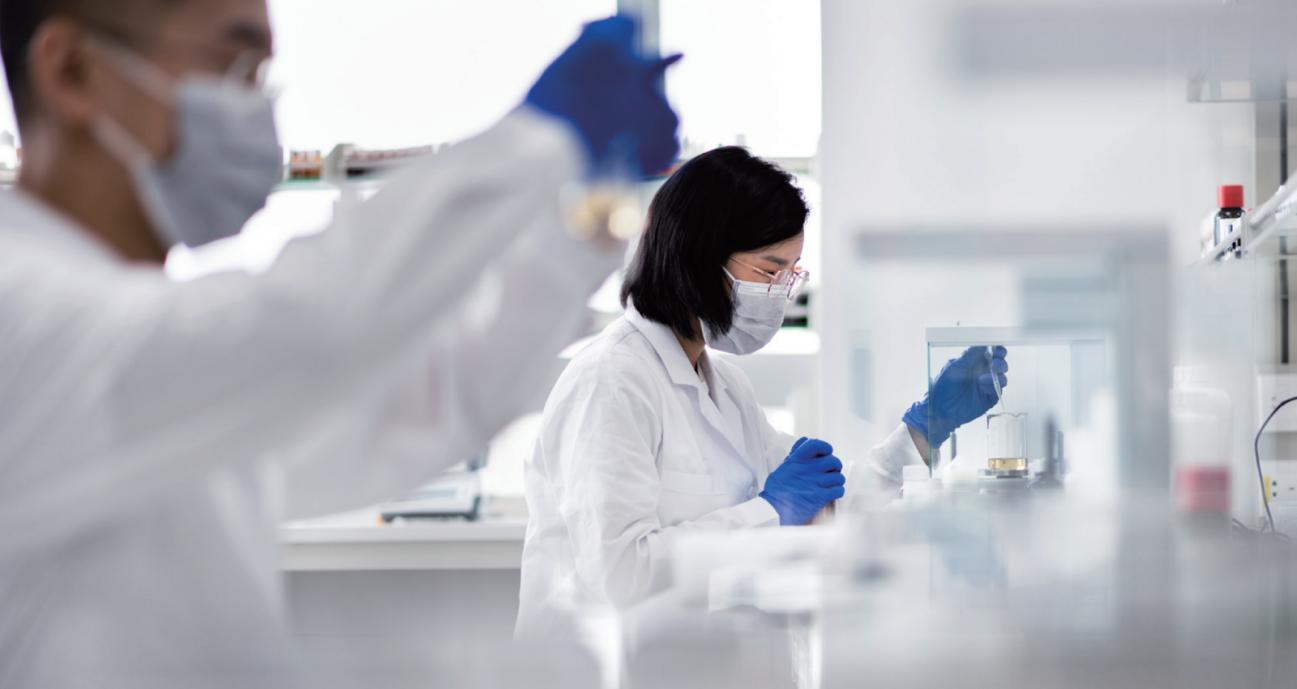 图:悦刻研发团队在实验室中调配产品