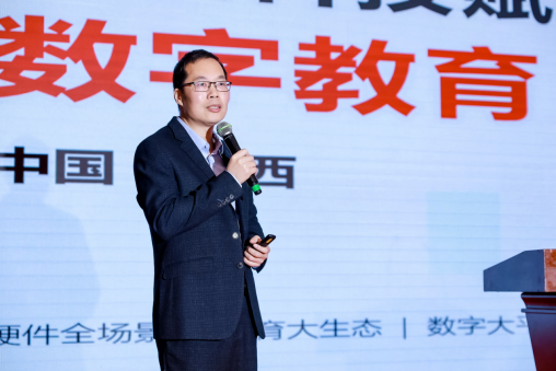 图：李川筑在全国名师名校长峰会上发言