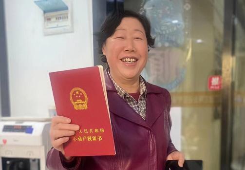 衡阳市石鼓区迟到十年的房产证终于到手了