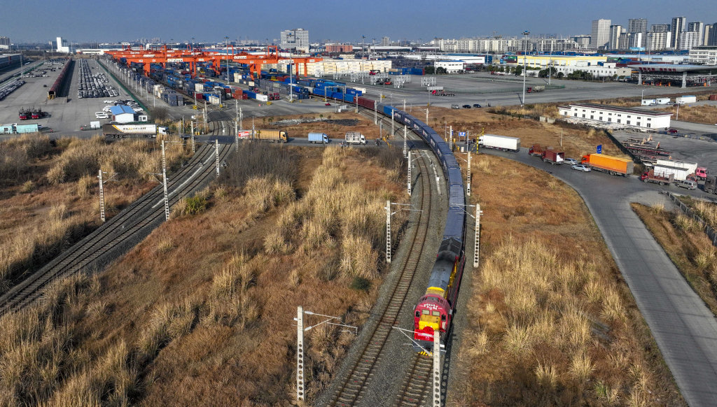 2023年2月14日,一列满载货物的中欧班列(成渝)从成都国际铁路港述出