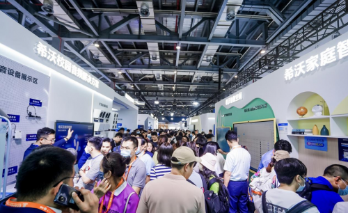 第81届中国教育装备展示会上，希沃展区内人头攒动。 受访者供图