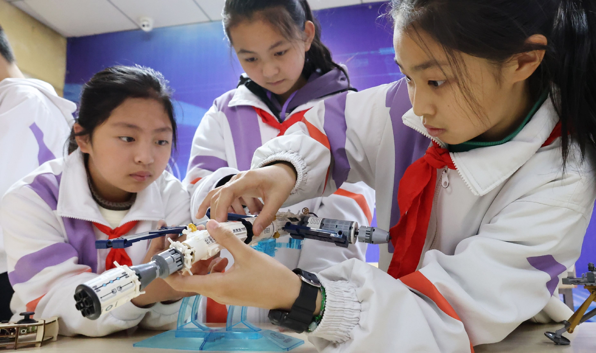 科技社团的小学生正在组装航天器模型.通讯员 耿玉和 摄