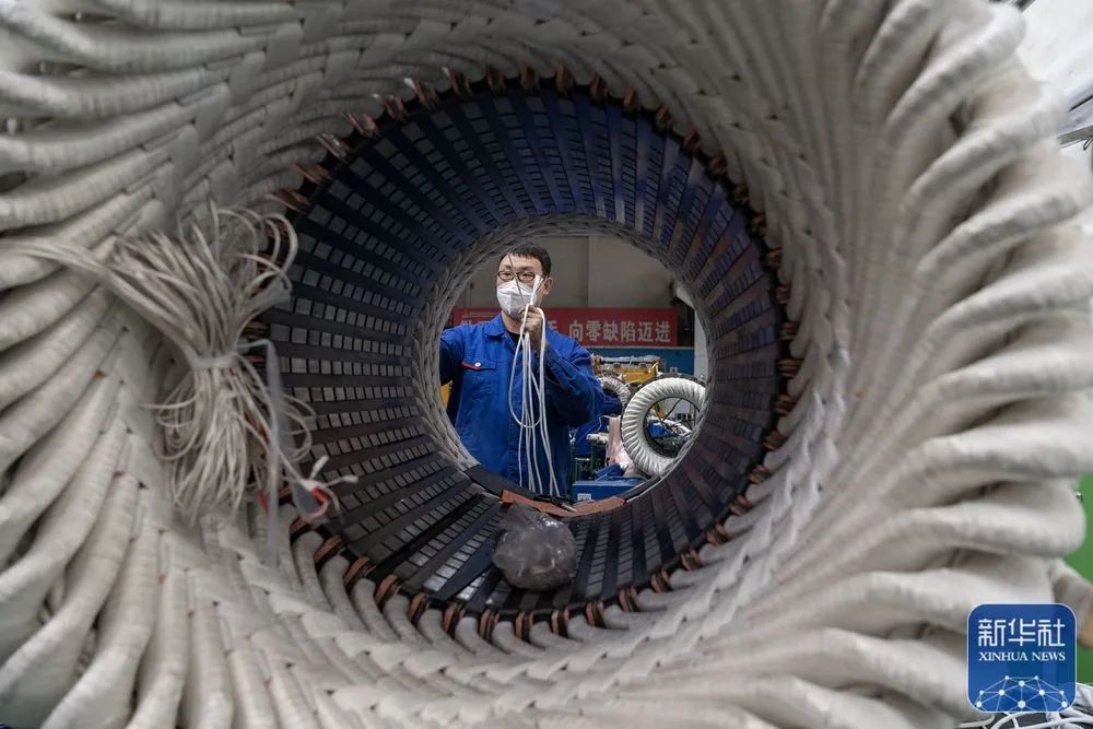 工人在哈尔滨电气集团佳木斯电机股份有限公司生产车间内作业(4月4日