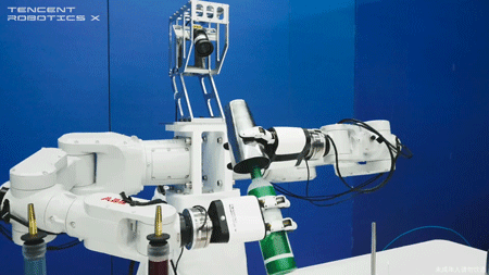 双手协同杯子和瓶子