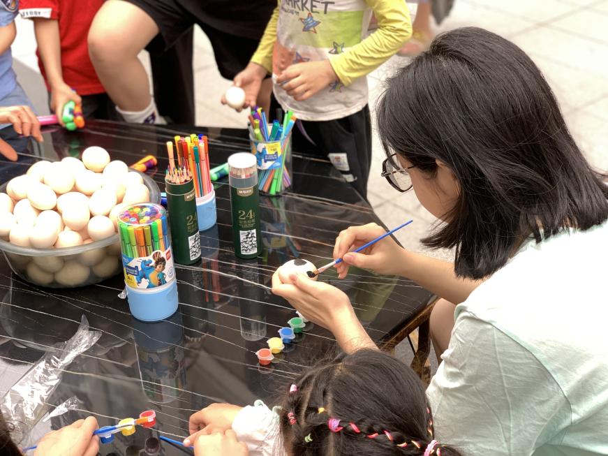 (缤纷鸡蛋彩绘)龙湖秉承"善待你一生"的服务理念,在三月三的活动中