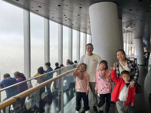 《千里的双手》三姐弟与父母相聚在上海中心大厦
