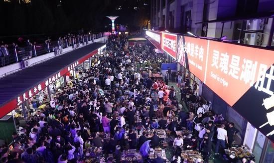 4月16日,在山东淄博,牧羊村烧烤店生意火爆.本版图片由视觉中国提供