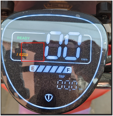 据丽丽介绍,该款电动车的实际电量显示情况是:一直是满电显示,然后