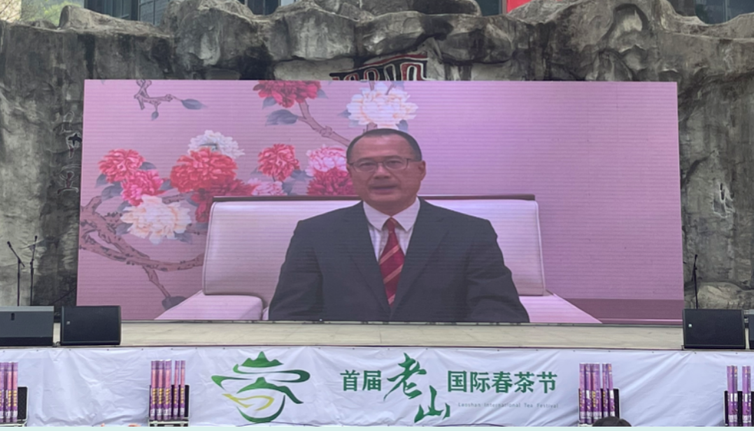 全国政协常委、香港中华总商会会长、粤港澳大湾区企业家联盟主席、香港新华集团主席蔡冠深视频致辞