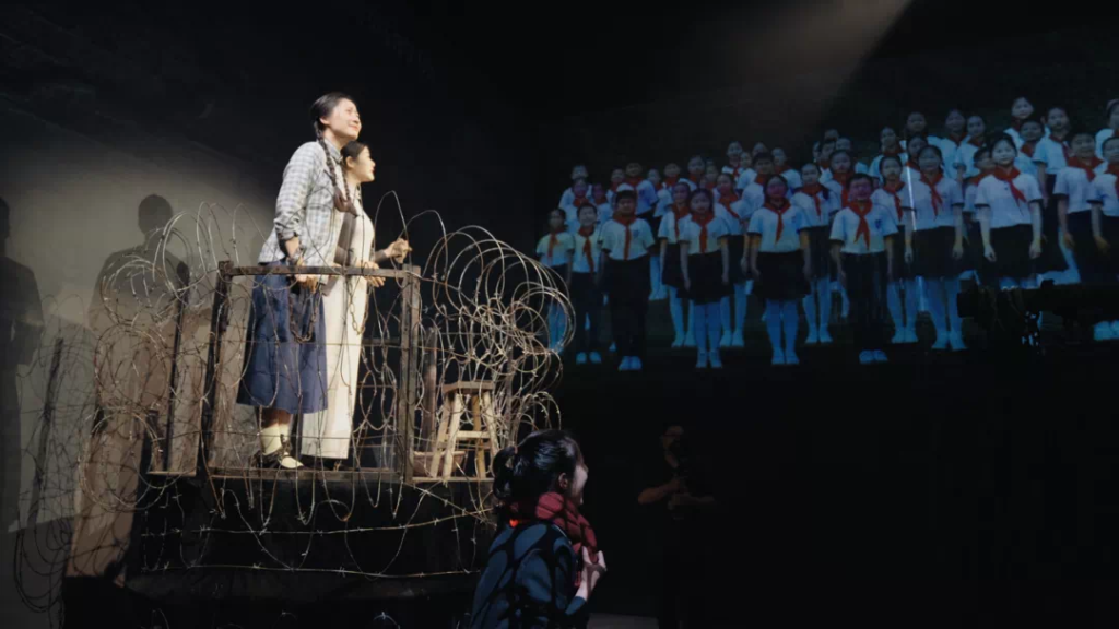 沉浸式史诗剧《红岩红》,情景式体验剧《黎明之前》通过演绎红岩英烈