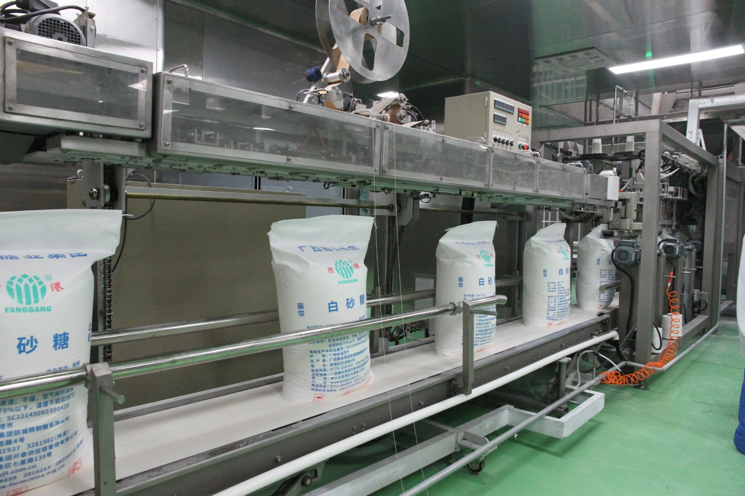 广西糖业集团防城精制糖公司自动装包生产线.(禤静德 摄)