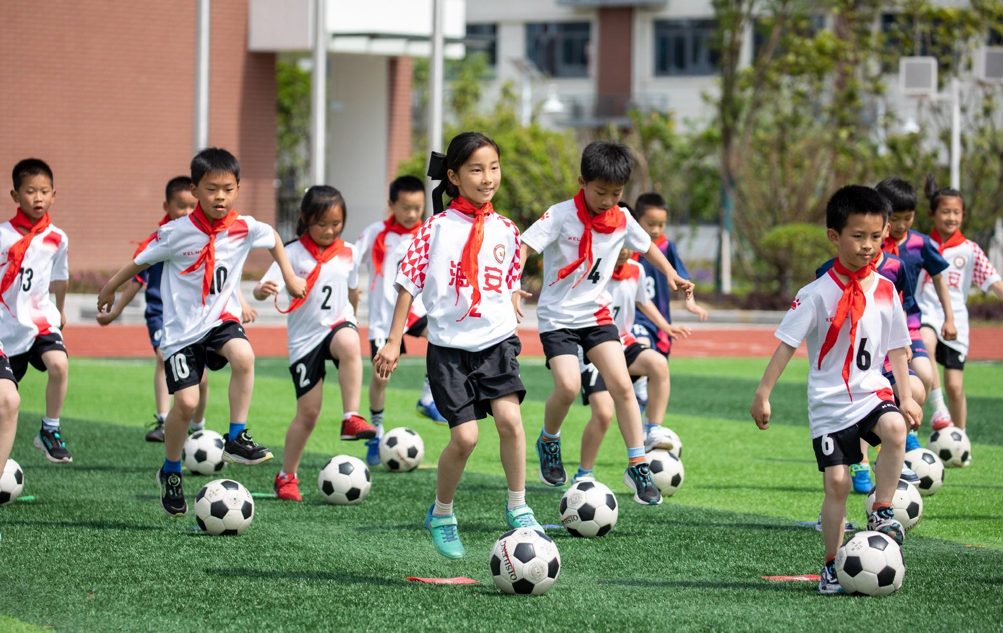 孩子们在体育课上练习足球基本功.通讯员 翟慧勇 摄