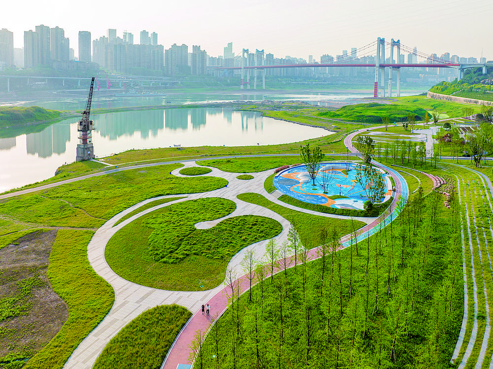 南滨路雅巴洞江滩公园正在进行绿化收尾阶段重庆日报图