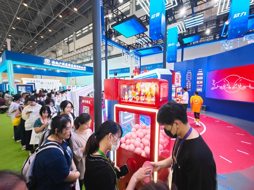 ▲第三届中国国际消费品博览会上，天丝集团展台吸引众多消费者驻足参观