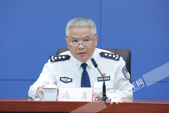 冯勇回答记者提问.华龙网-新重庆客户端记者 石涛 摄