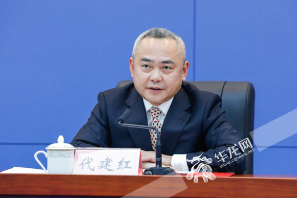 代建红回答记者提问.华龙网-新重庆客户端记者 石涛 摄