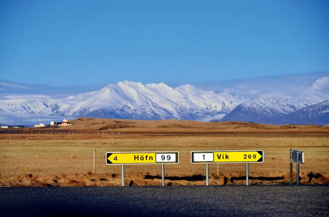 冰岛一处公路上的指示牌。图/视觉中国