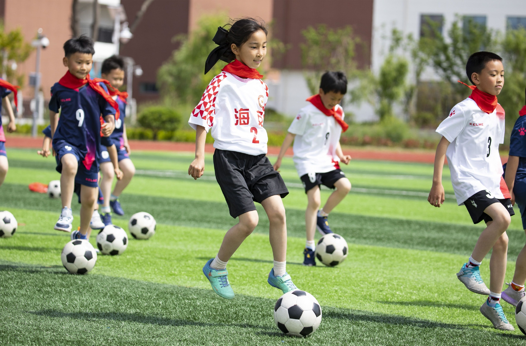 孩子们在体育课上练习足球基本功.通讯员 翟慧勇 摄