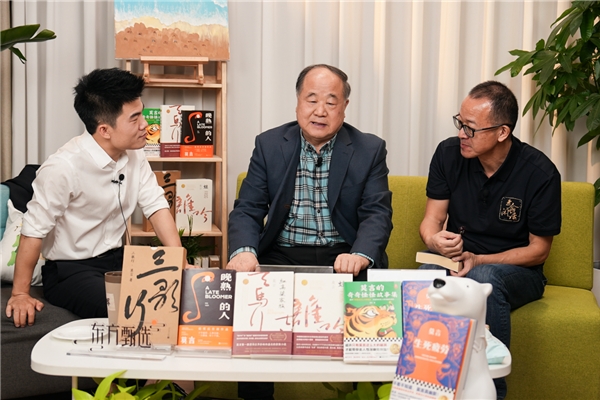 (从右至左)新东方创始人俞敏洪,作家莫言,东方甄选主播董宇辉访谈现场