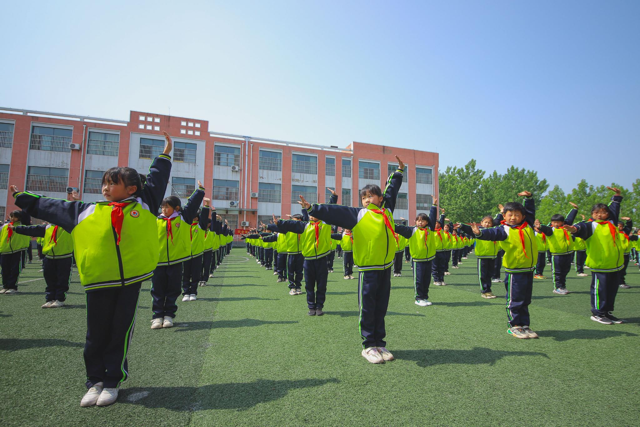 学生们在进行武术操练习.通讯员 张鹰 摄
