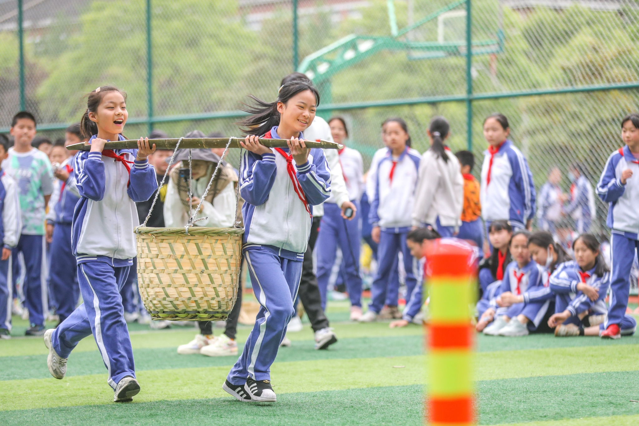 学生们正在进行运箩筐比赛.通讯员 王树成 摄