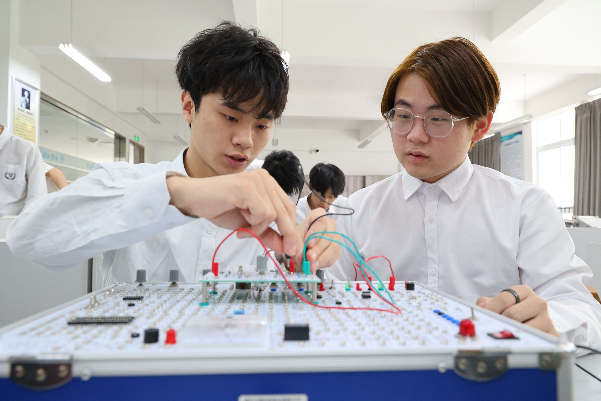 物联网应用技术专业学生正在上电子电路实训课.通讯员 孙凯芳 摄