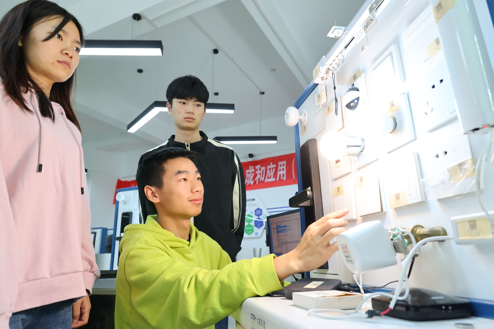 物联网应用技术专业学生正在上物联网智能家居应用技术实训课.