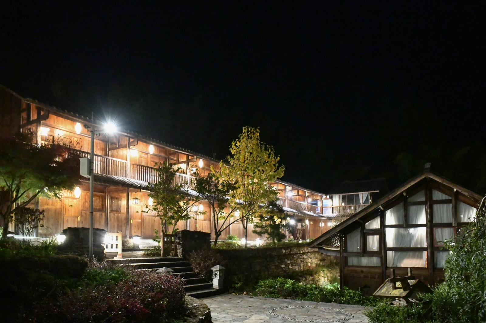 贵州省正安县市坪苗族仡佬族乡龙坪村的民宿夜色.