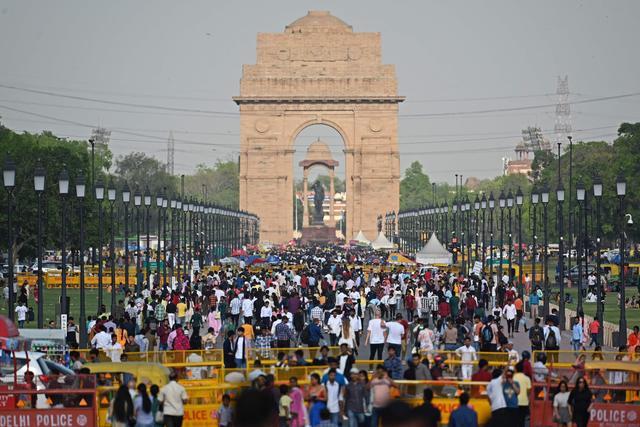 当地时间2023年4月23日,印度新德里,人们参观印度门.图/视觉中国