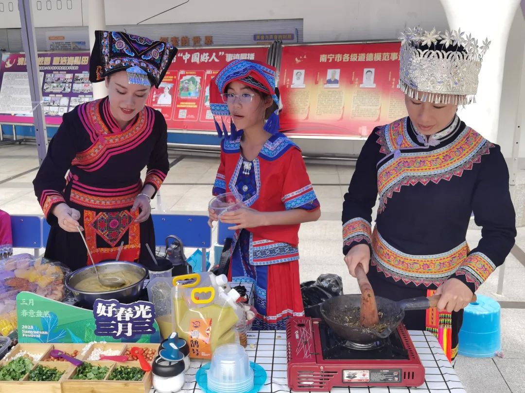 参加活动的家长和小学生在打油茶.顾艳伟/摄