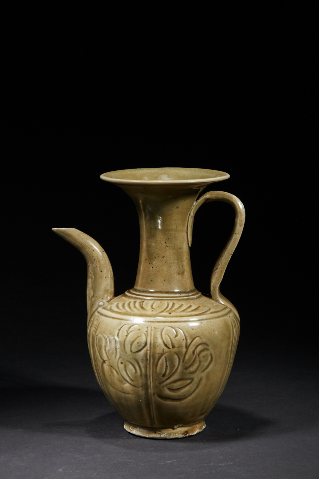 图为温州朔门古港遗址出土的"北宋瓯窑青釉剔刻花卉纹瓜棱执壶".