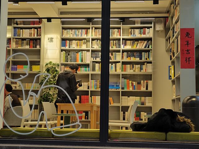 戴着黑帽的少年在安静地翻阅书籍. 新京报记者 薛晨/摄