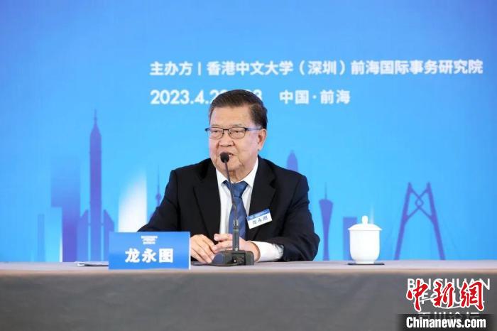 原中国对外经济交易部副部长、中国加入世贸组织谈判的首席谈判代表龙永图在百川论坛上发表主旨演讲 主理方供图