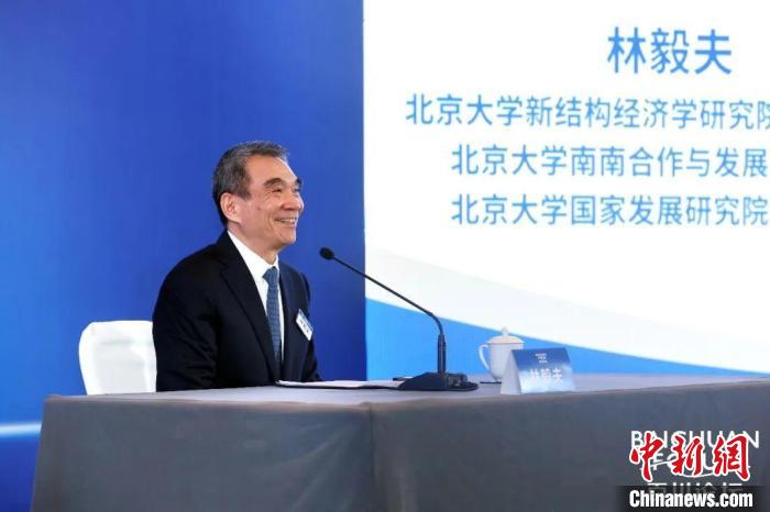 北京大学国度发展筹商院名誉院长、新结构经济学筹商院院长林毅夫在百川论坛上发表主旨演讲 主理方供图