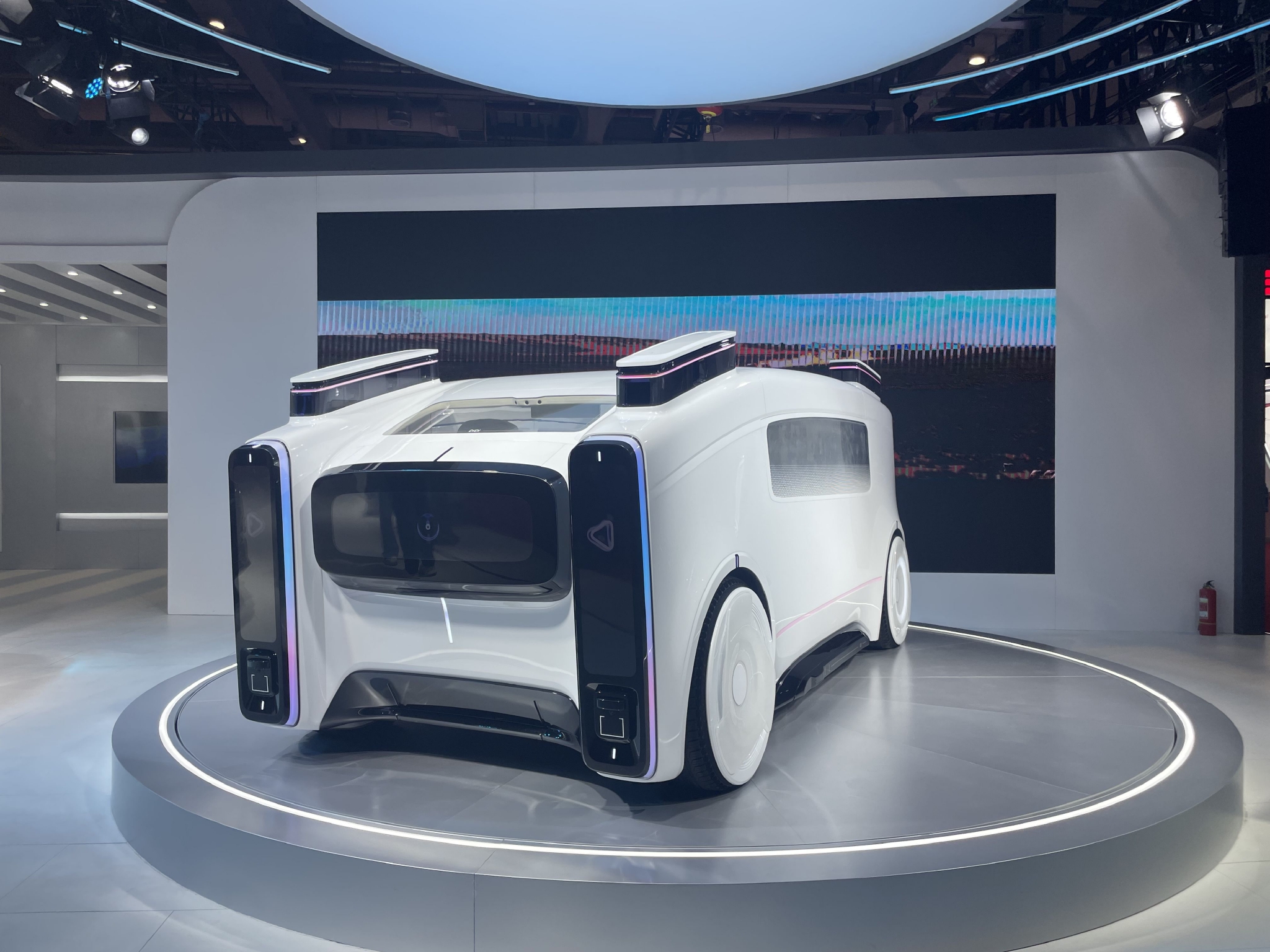 滴滴展示的无人驾驶概念车.