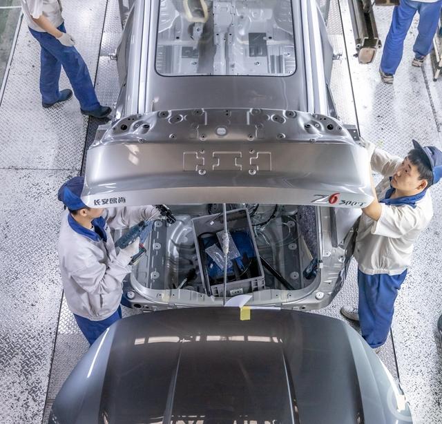 4月24日,重庆铃耀汽车有限公司二工厂总装车间,装配工人在整车生产线