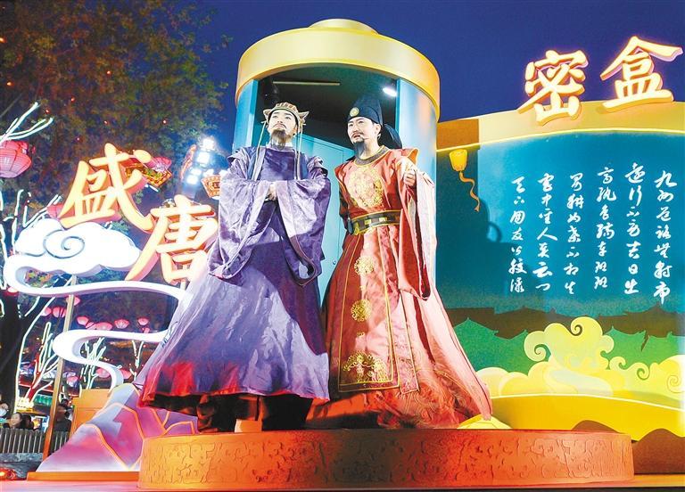 "房玄龄"和"杜如晦"(右)亮相大唐不夜城 首席记者 王健 摄