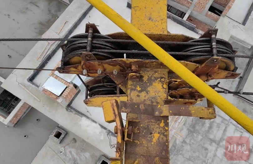 江油市岳家桥竹市街棚户区改造工程,塔吊小车断绳保护装置失效.