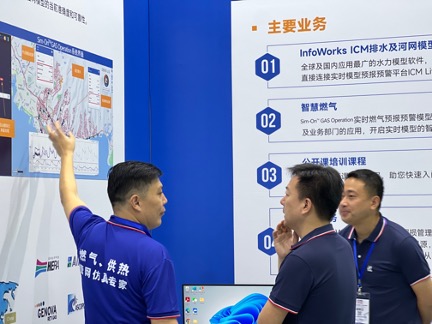 华霖富燃气业务负责人高洪军正在讲解模型