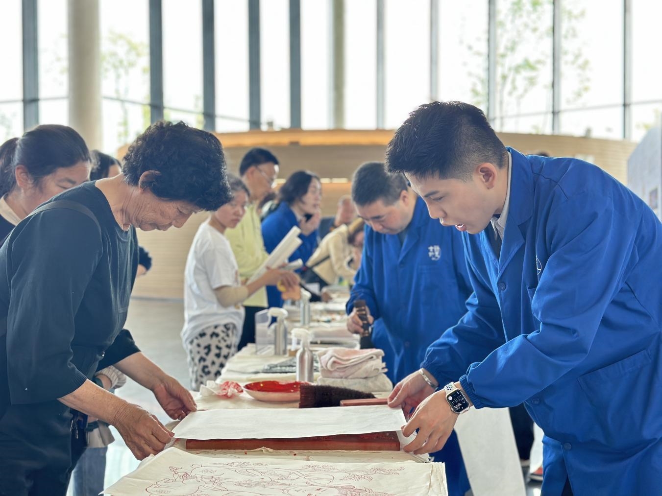 读者体验雕版印刷 (省图书馆供图)