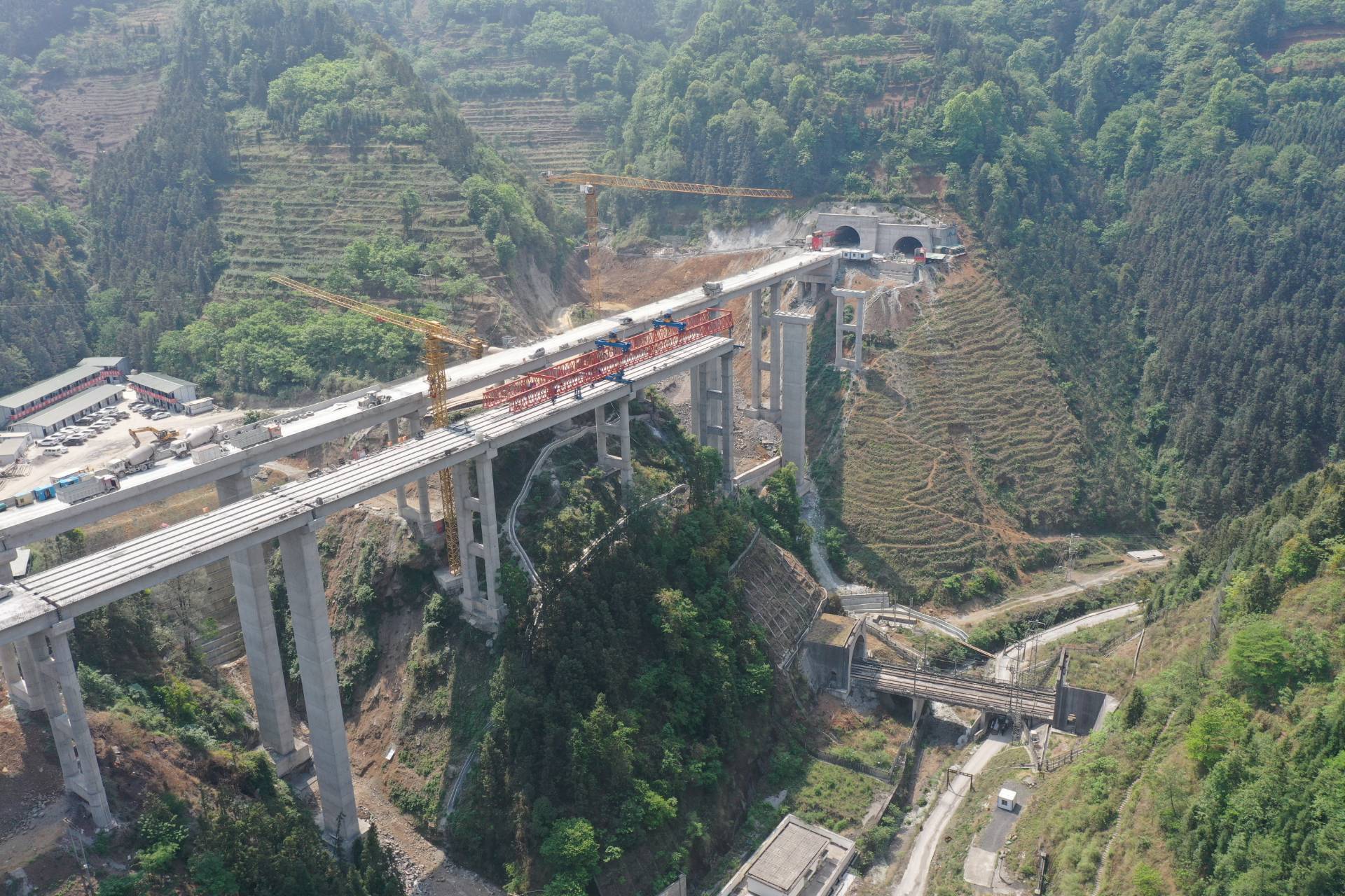 纳晴高速朝阳特大桥完成上跨沪昆高铁t梁架设施工