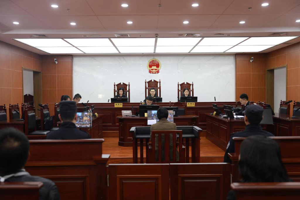 重慶首例!男子提供侵權音樂下載獲利51萬元被判刑 - 新浪香港