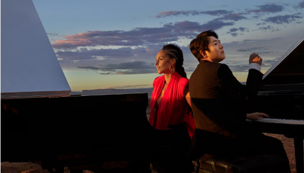 国际钢琴大师郎朗(右)与音乐家艾丽西亚·凯斯(alicia keys)(左)